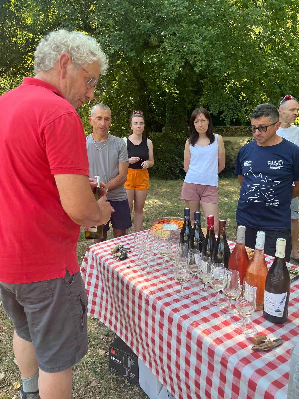 Dégustation de vin commentée par un vigneron du Gard, en plein air