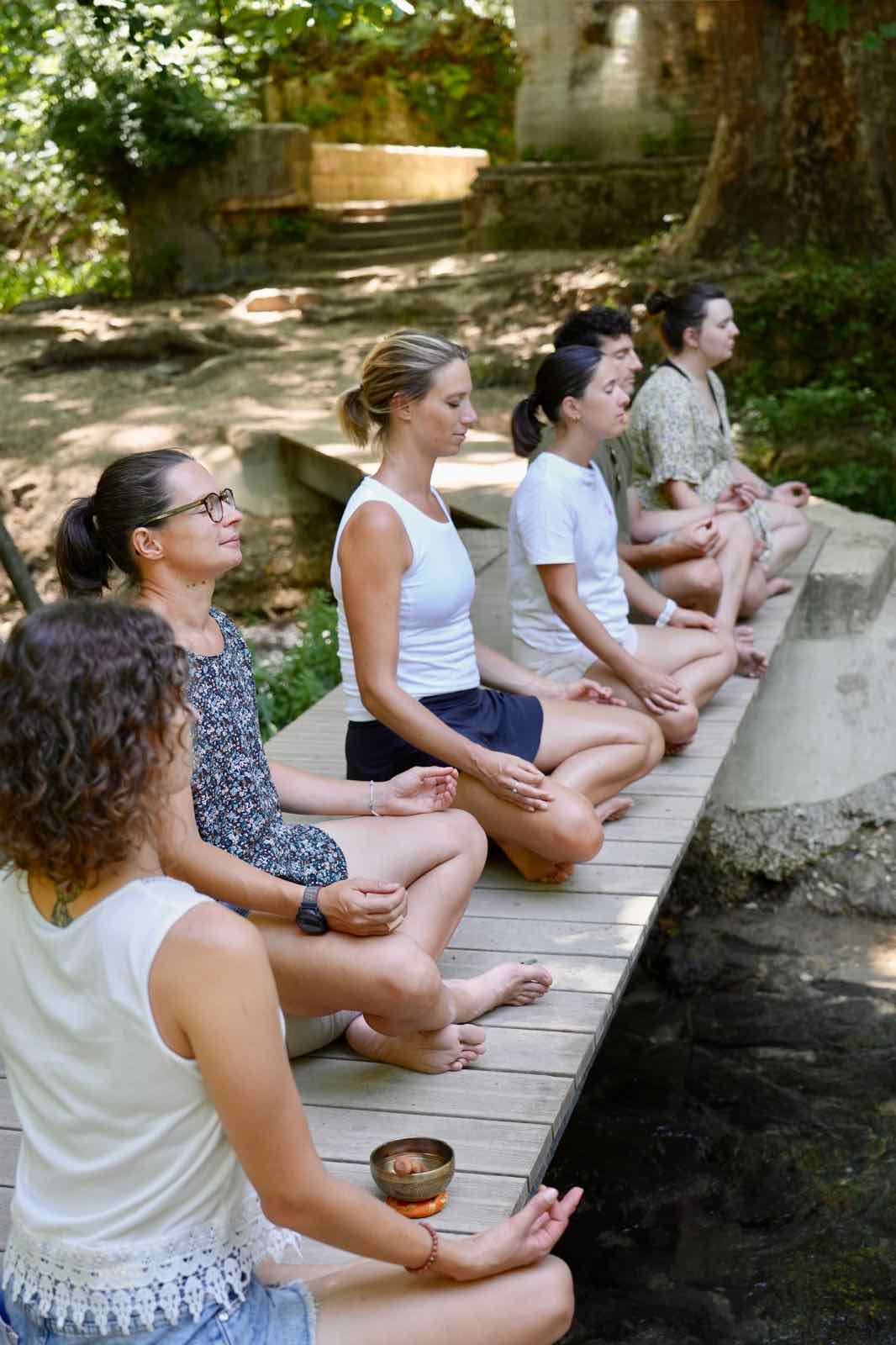 Séance de méditation et de pranayama en extérieur