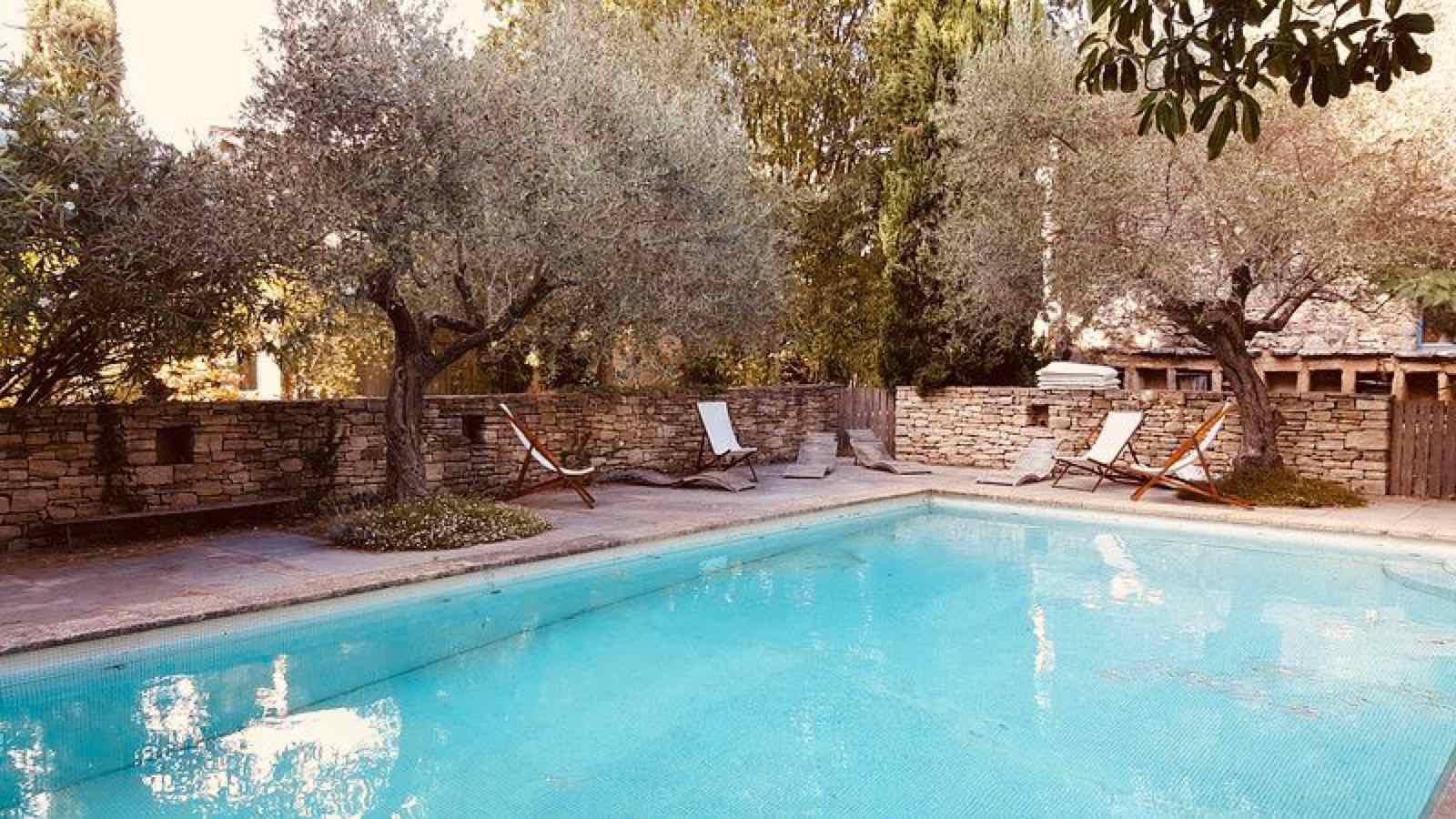 Piscine du mas, entourée de verdure