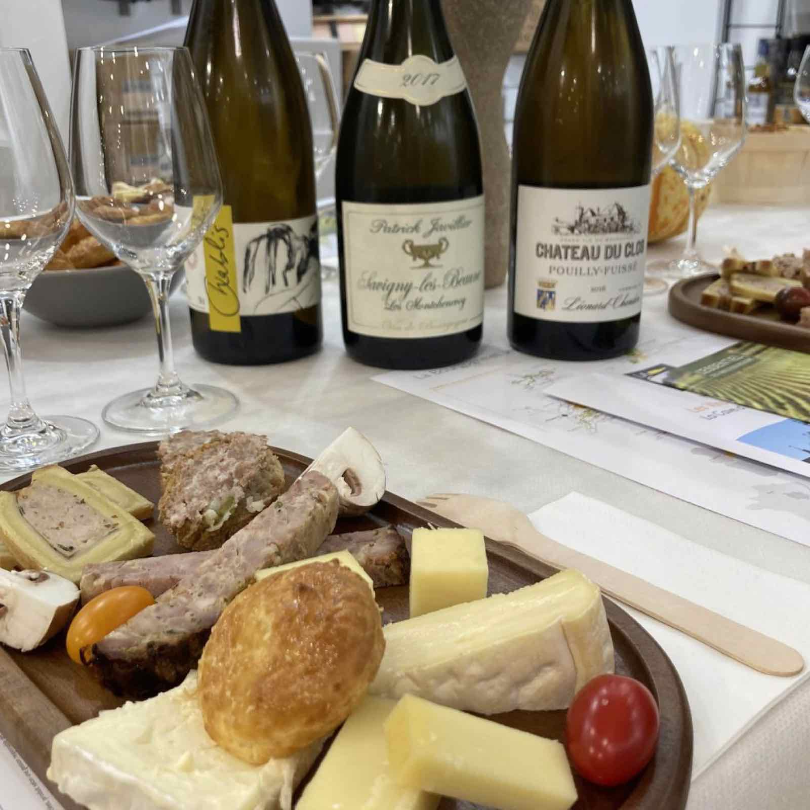 Planche de produits locaux et bouteilles lors d'un atelier en cave