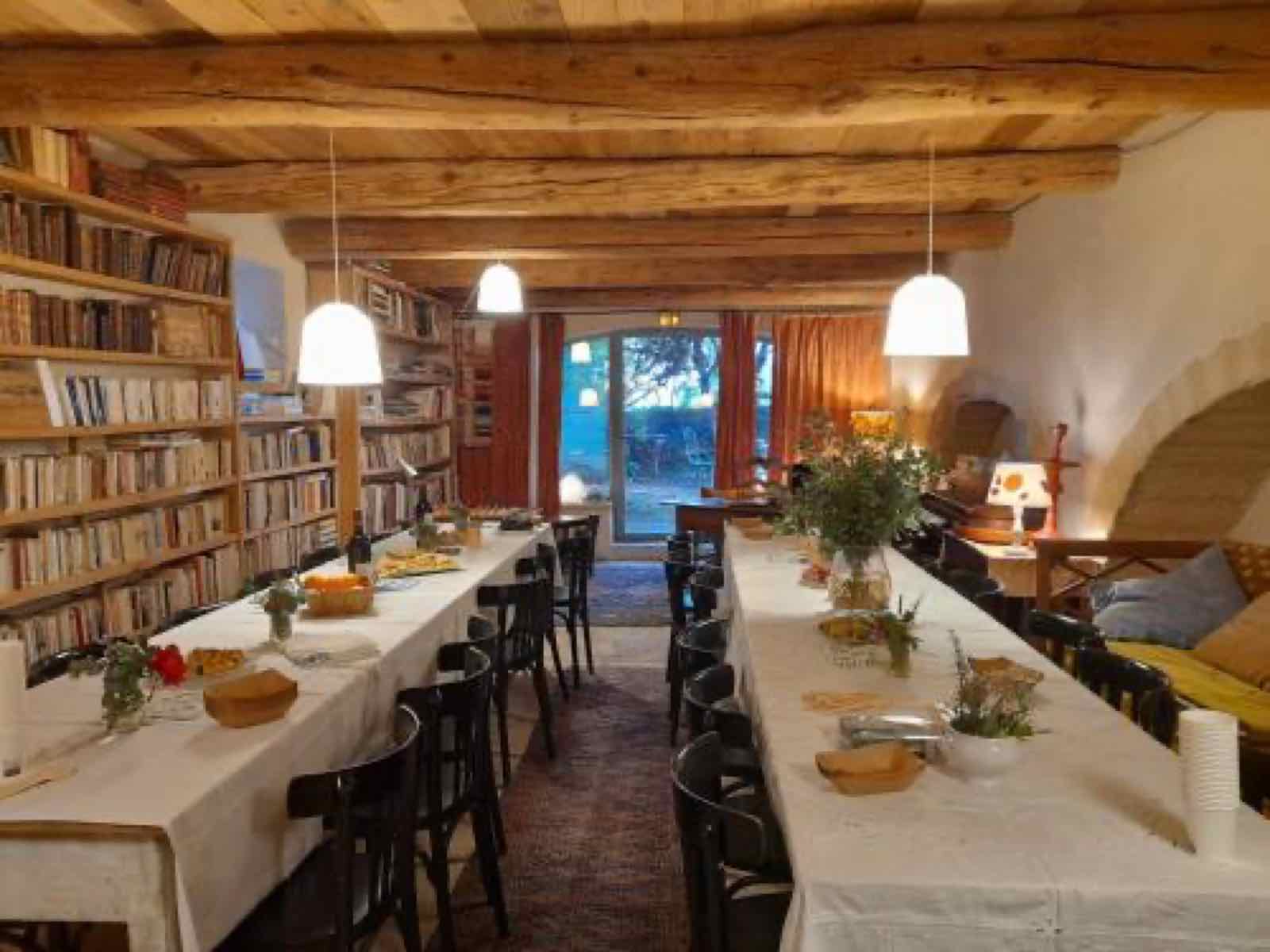 Salle à manger du mas, grande table conviviale