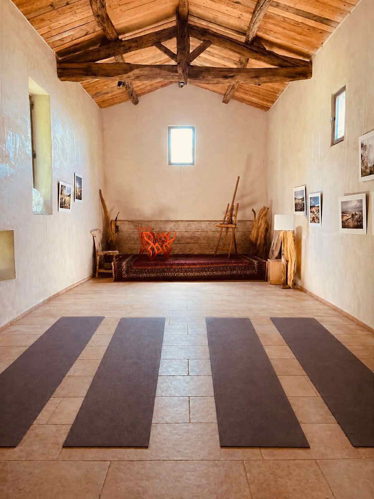 Salle de yoga du mas, sous une charpente en bois ancienne