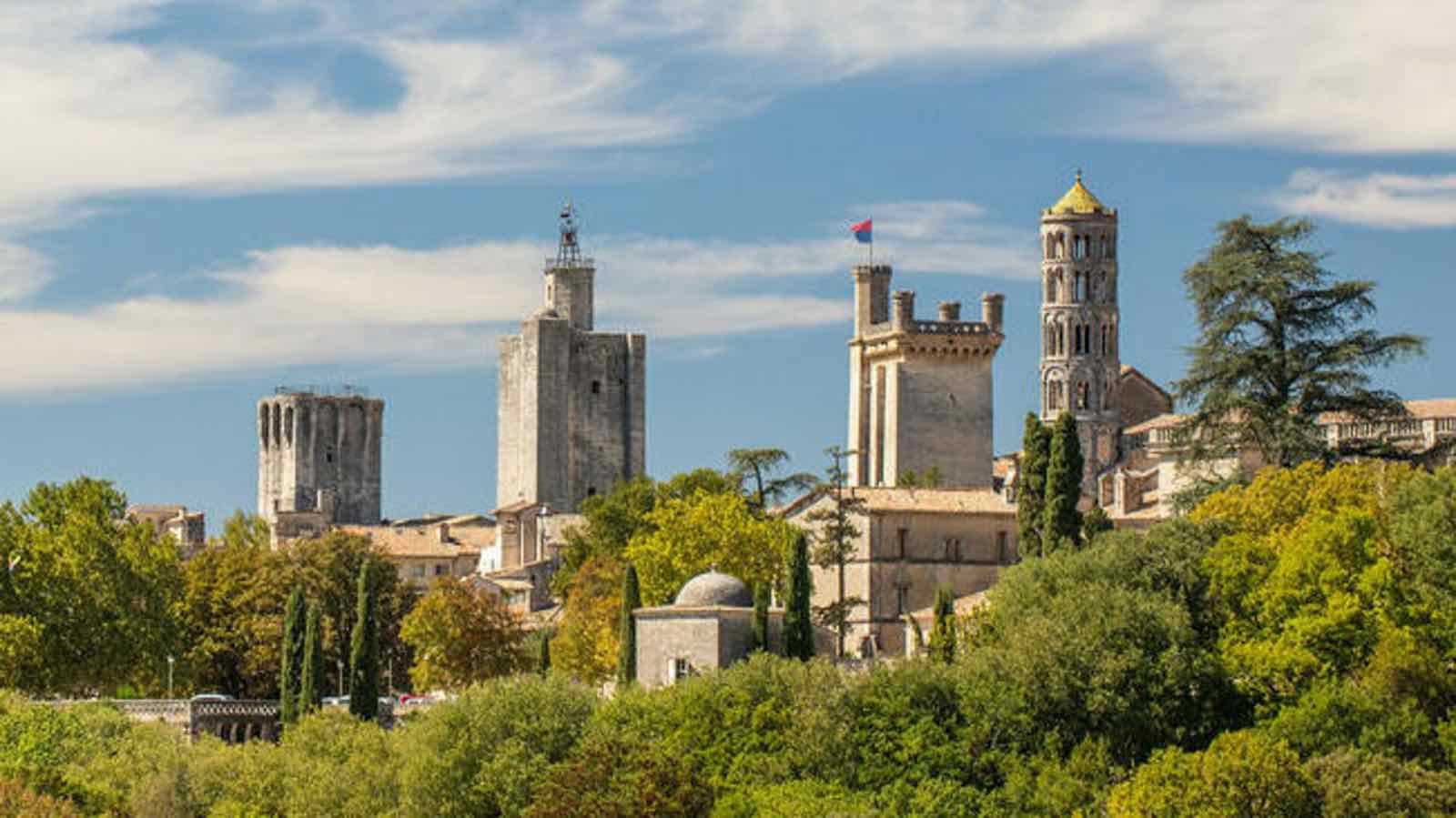 Vue sur la ville d'Uzès et ses toits de tuiles