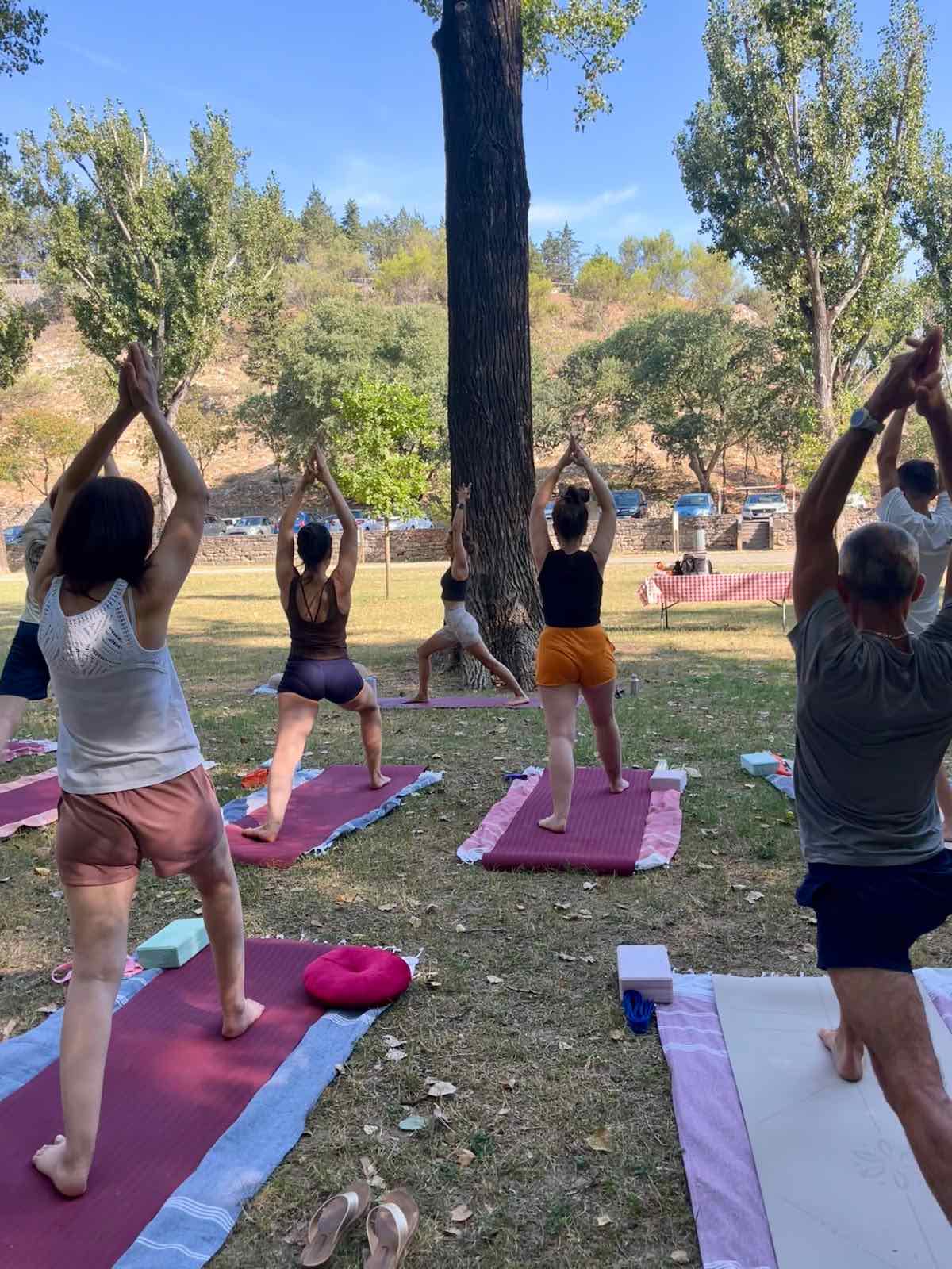 Fin de séance de yoga en extérieur, moment de relaxation